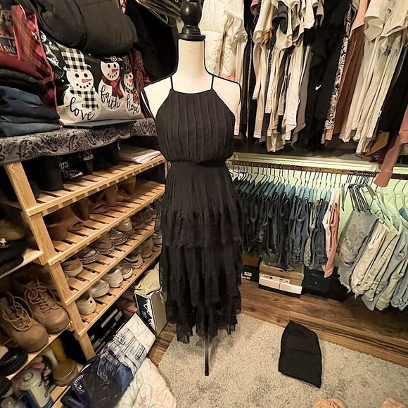 NWOT Lulus Pleated Tiered Lace Maxi Dress - Picture 1 of 9